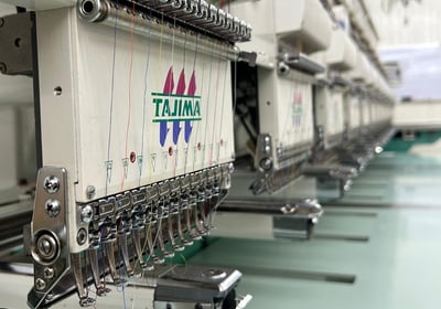 Línea de cabezas de la bordadora industrial de VMACS, con los hilos montados